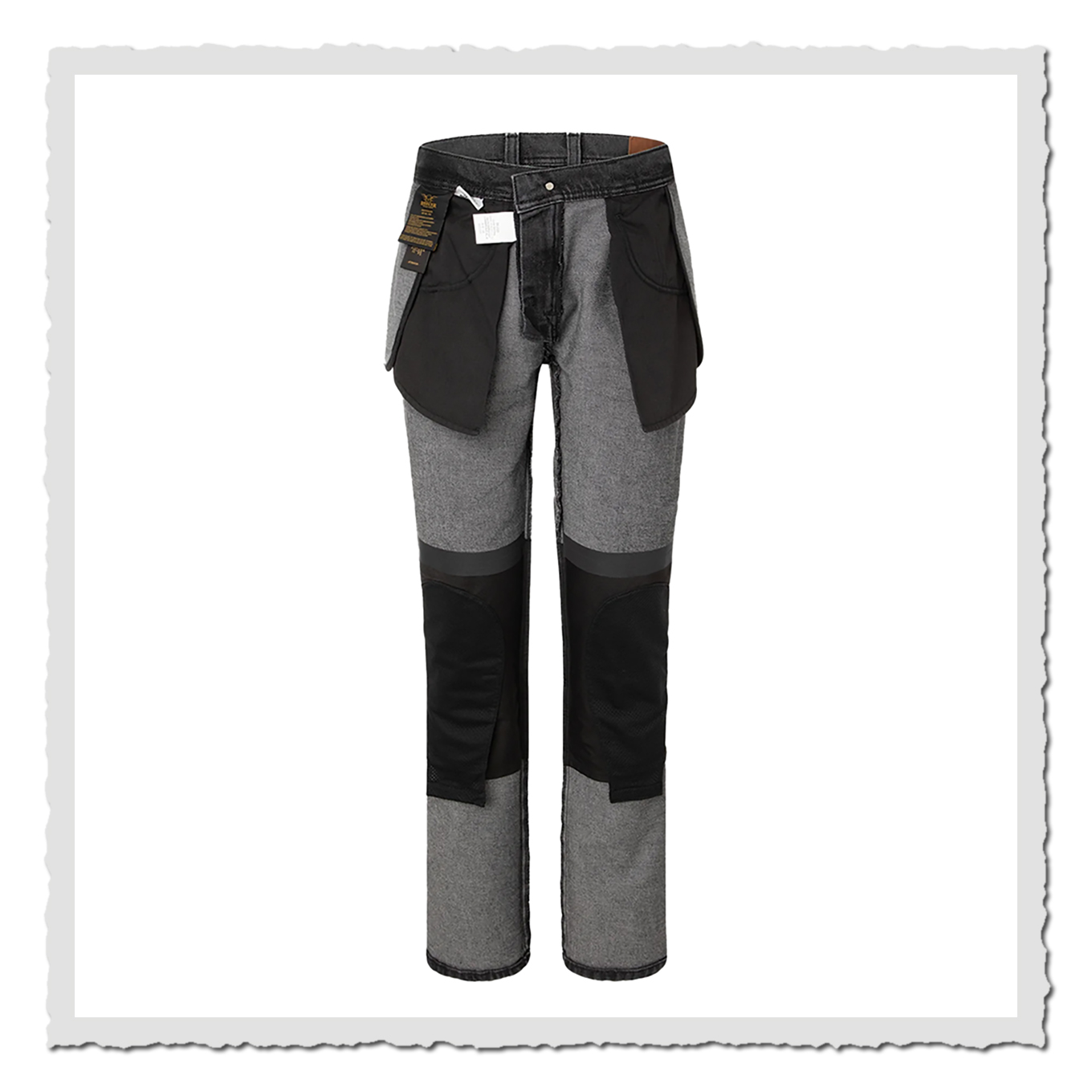 Innenansicht einer dunklen Jeans, geöffnet und flach dargestellt vor hellem Hintergrund.